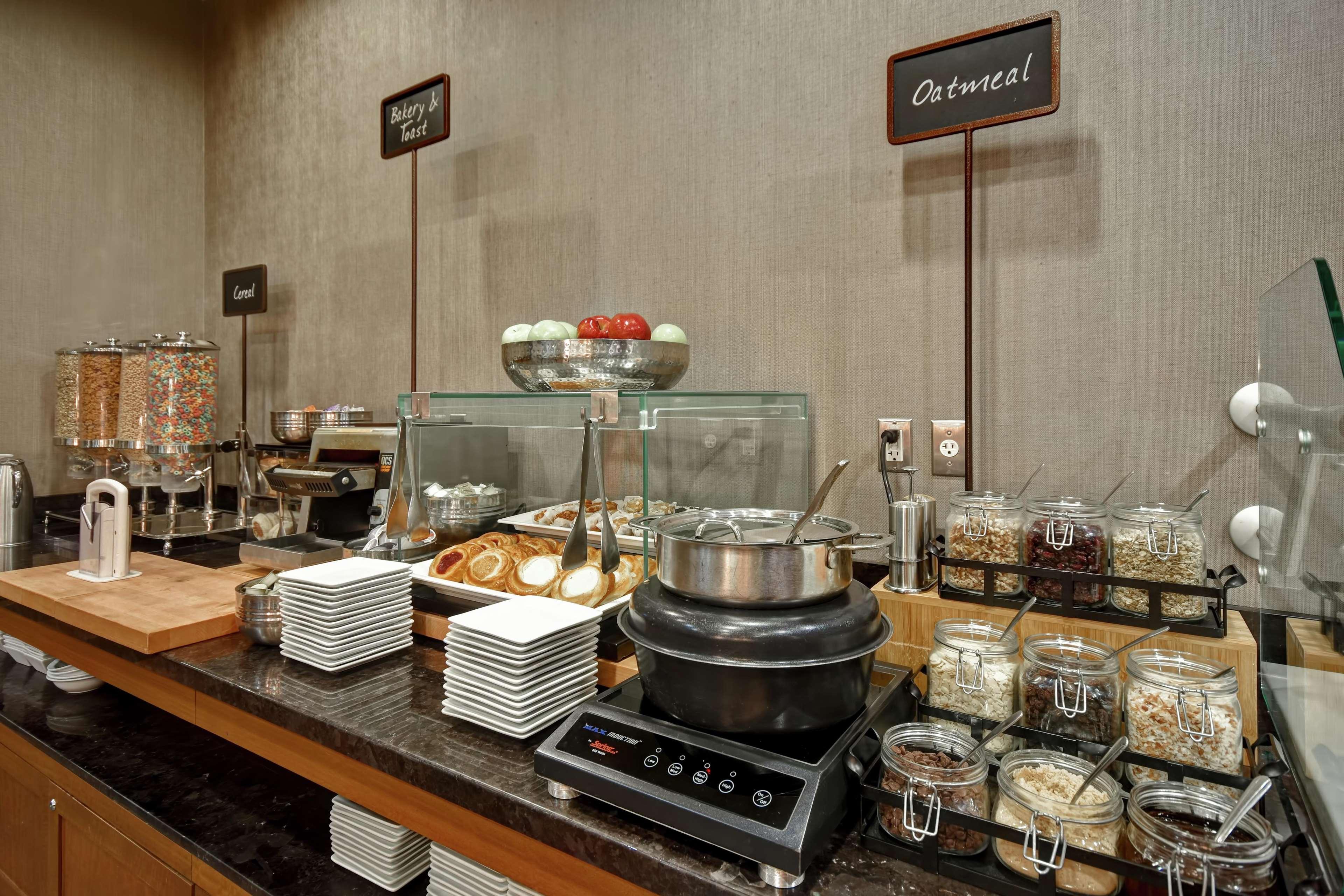 Embassy Suites Springfield Esterno foto