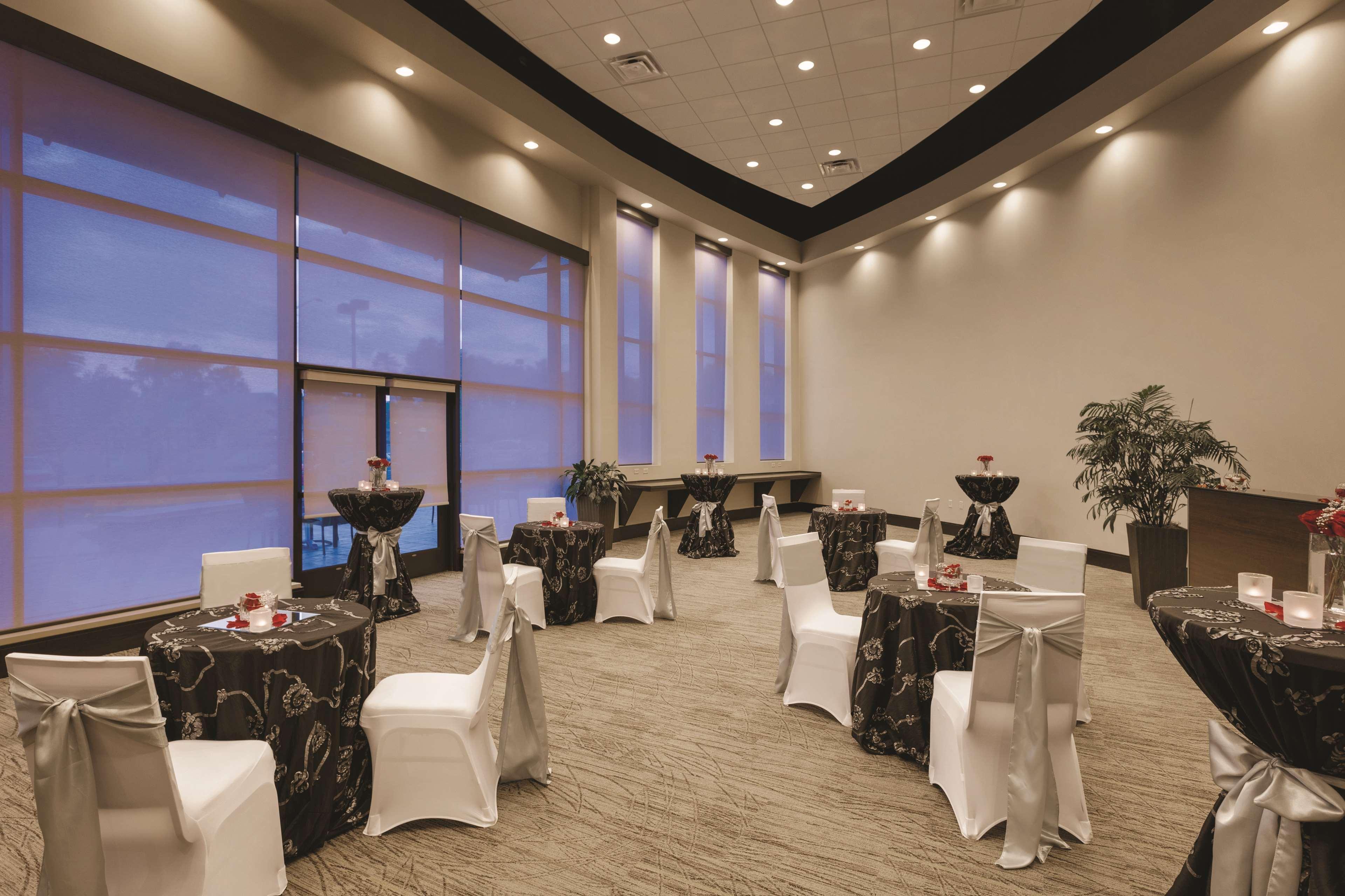Embassy Suites Springfield Esterno foto
