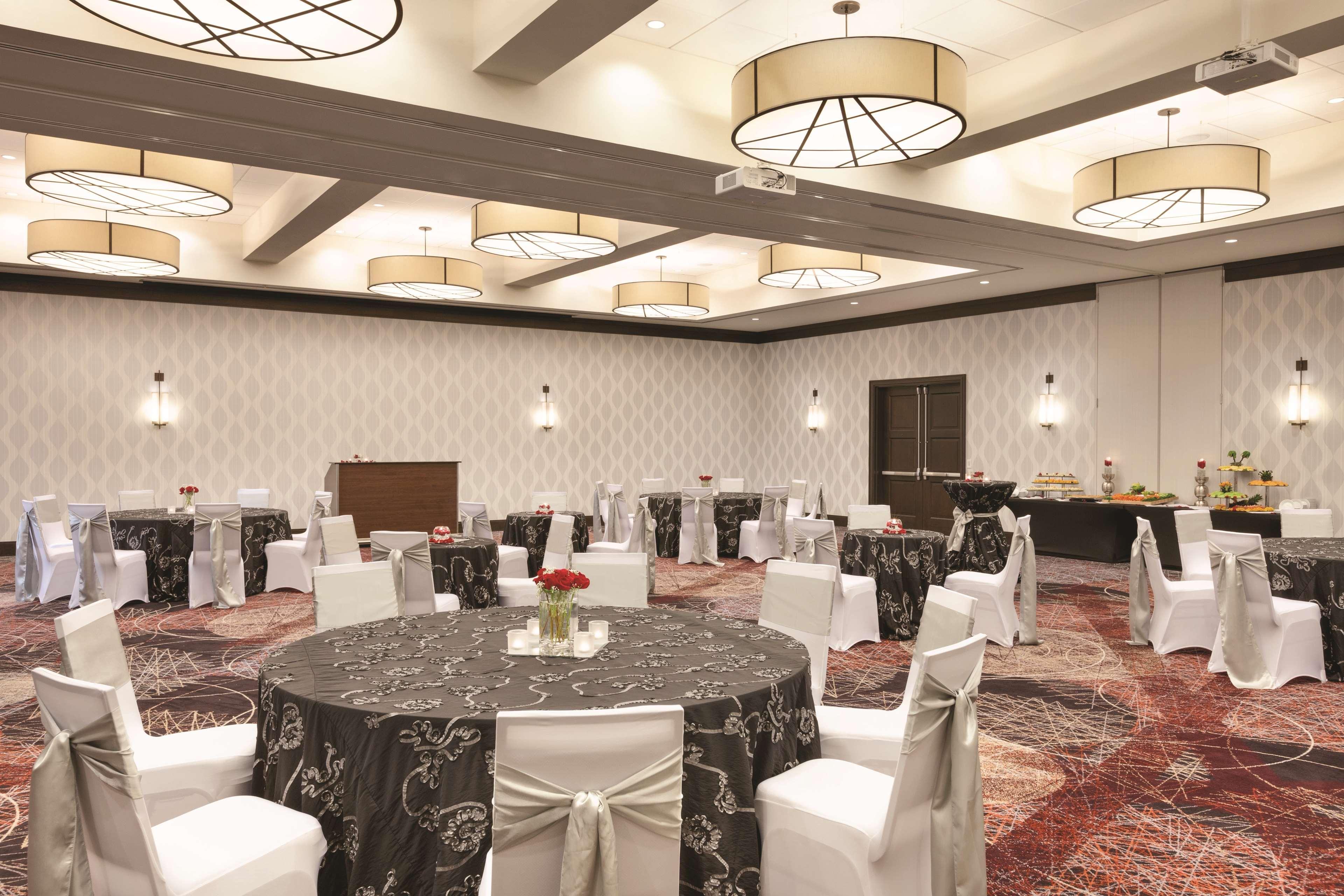 Embassy Suites Springfield Esterno foto
