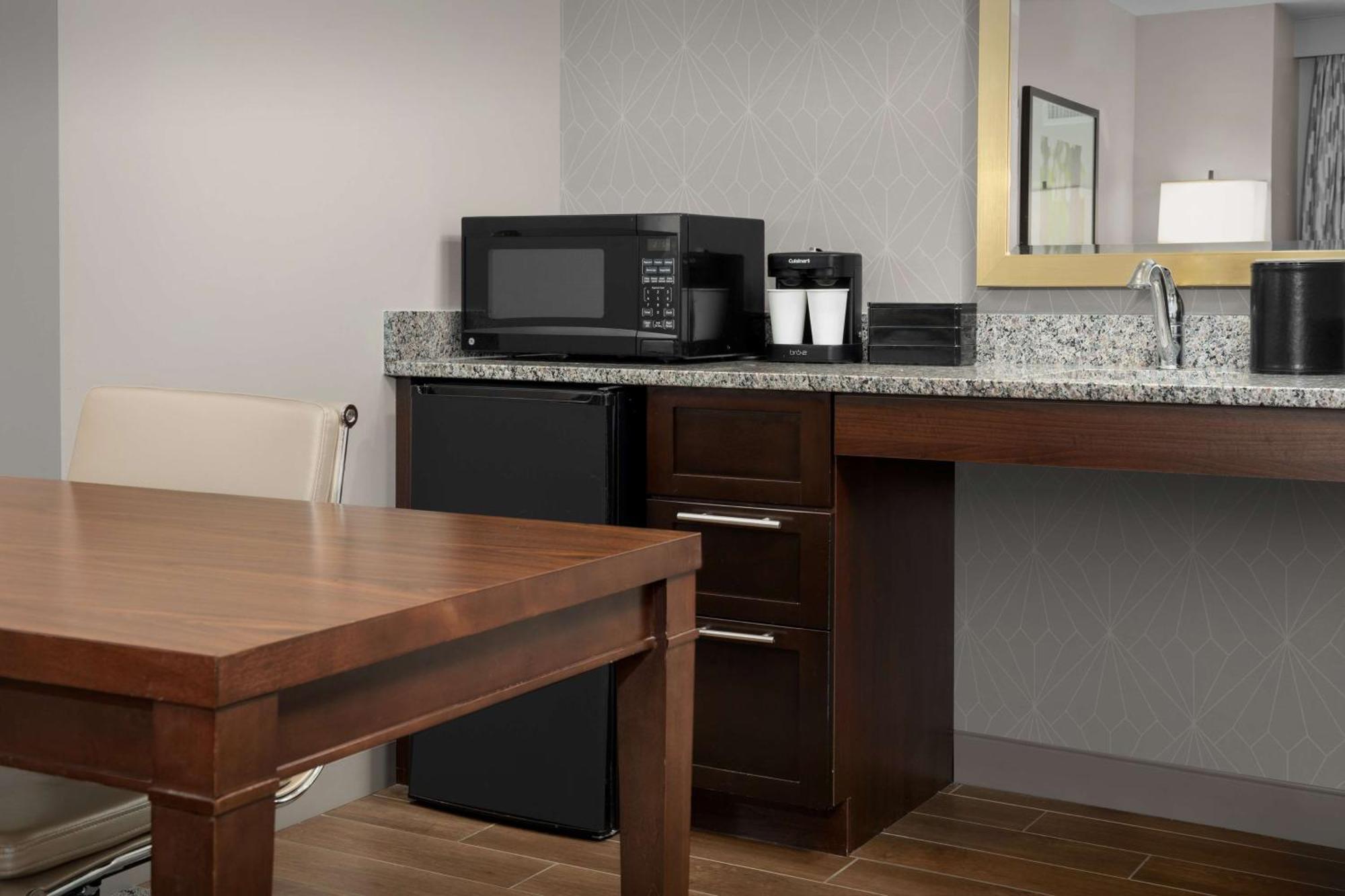 Embassy Suites Springfield Esterno foto